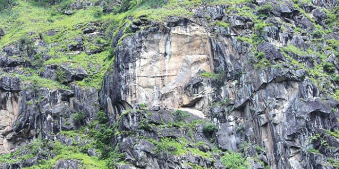 Die Mondgeschichte der Klippe in Form einer weiblichen Vulva im Gewog von Jamkhar